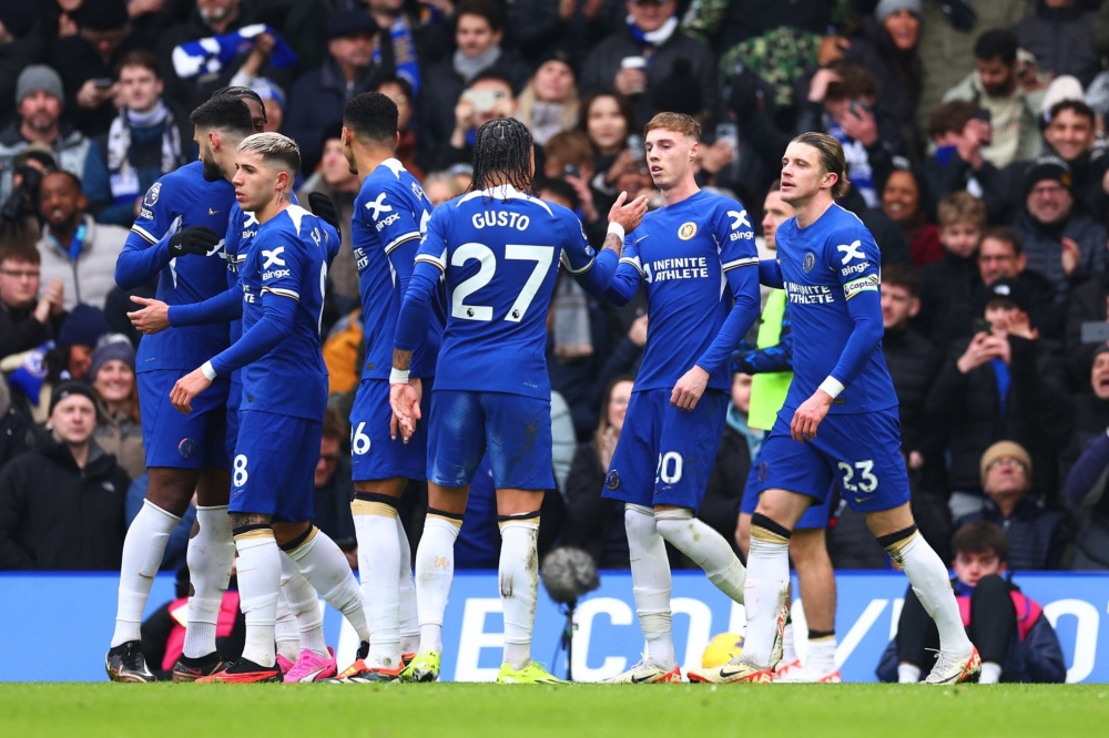 这下Gala不得不去成都了，Gala妖娆拍照姿势引网友遐想