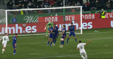 足彩滚球：红卡出现后的盘口套利模型。（红牌情境下的足球滚球盘口套利模型）