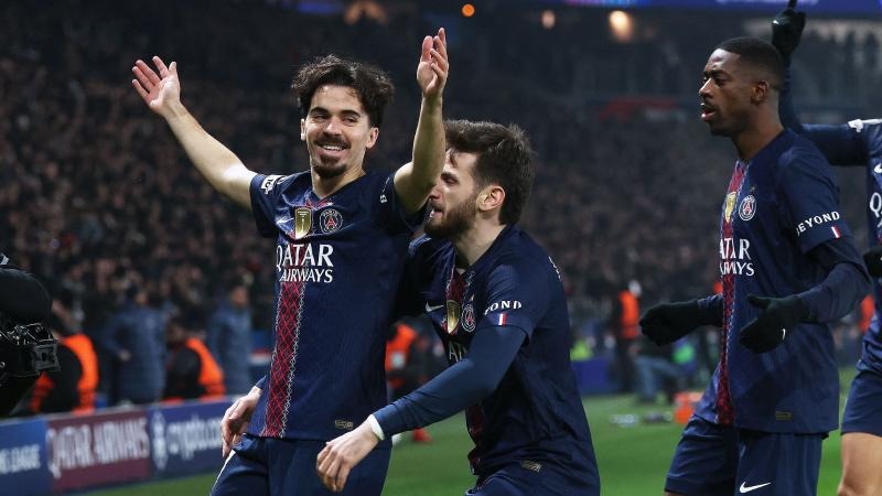 王建民在 2006 年季后赛首战先发即夺胜，成为首位在季后赛胜投的台湾投手